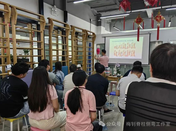 培训学员认真听课