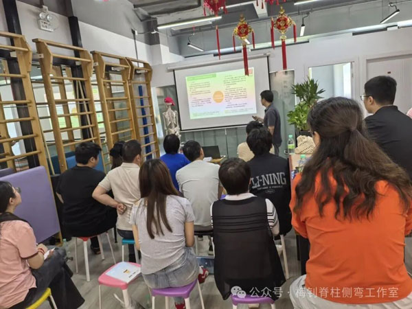培训现场学员专心听讲